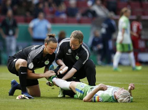 Fussball, Köln, Deutschland , DFB-Pokalfinale Frauen,, VFL Wolfsburg (WOB ) vs. FC Bayern M München 3-2 n.E. im Rhein-Energie Stadion in Köln am 19. 05. 2018 Torfrau Almuth SCHULT (VFL) li.- kümmert sich mit einem medizinischen Betreuer -Mitte- um die verletzte Nilla FISCHER (VFL) re.-