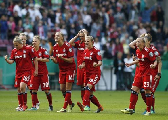 Fussball, Köln, Deutschland , DFB-Pokalfinale Frauen,, VFL Wolfsburg (WOB ) vs. FC Bayern M München 3-2 n.E. im Rhein-Energie Stadion in Köln am 19. 05. 2018 Die Münchner Spielerinnen verfolgen gespannt das Elfmeterschießen ihrer Kolleginnen