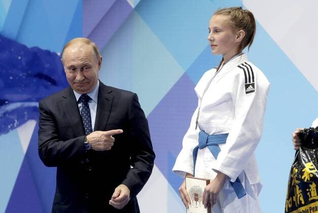 Themen der Woche - SPORT KW21 Bilder des Tages - SPORT ST PETERSBURG, RUSSIA - MAY 23, 2018: Russia s President Vladimir Putin (L) congratulates prizewinners at the 2018 Youth Judo Tournament dedicated to Soviet and Russian judo coach Anatoly Rakhlin, and held at St Petersburg s Yubileyny Palace of Sports. Mikhail Metzel TASS  83315947st