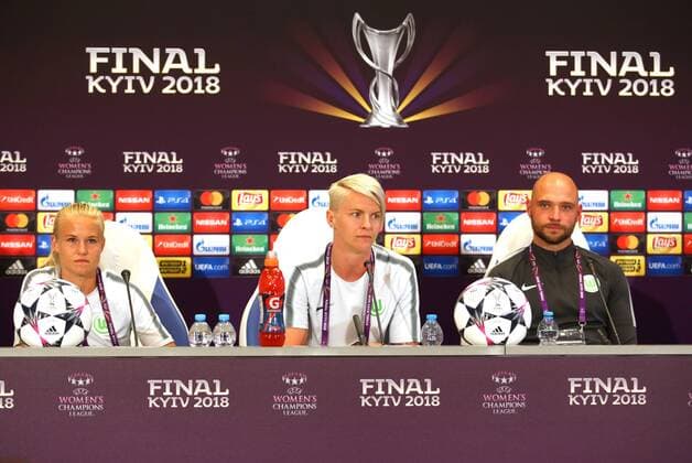 Lyon vs Wolfsburg, Finale CL Frauen, Vorberichte Kiew, Ukraine, 23.05.2018, FUßBALL - Olympique Lyon vs VfL Wolfsburg, Finale UEFA Frauen Champions League, Saison 2017-18. Pernille Harder (VfL Wolfsburg), Nilla Fischer (VfL Wolfsburg), Cheftrainer Stephan Lerch (VfL Wolfsburg) während der Pressekonferenz. Kiew