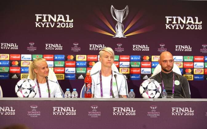Lyon vs Wolfsburg, Finale CL Frauen, Vorberichte Kiew, Ukraine, 23.05.2018, FUßBALL - Olympique Lyon vs VfL Wolfsburg, Finale UEFA Frauen Champions League, Saison 2017-18. Pernille Harder (VfL Wolfsburg), Nilla Fischer (VfL Wolfsburg), Cheftrainer Stephan Lerch (VfL Wolfsburg) während der Pressekonferenz. Kiew