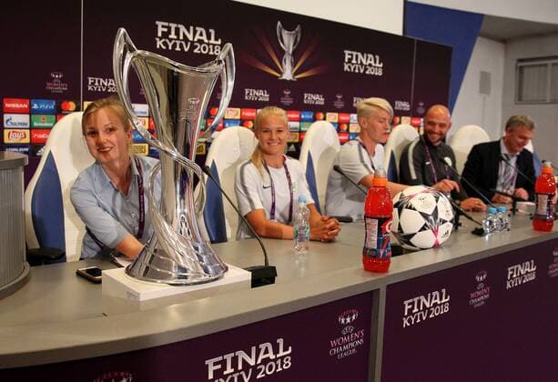 Lyon vs Wolfsburg, Finale CL Frauen, Vorberichte Kiew, Ukraine, 23.05.2018, FUßBALL - Olympique Lyon vs VfL Wolfsburg, Finale UEFA Frauen Champions League, Saison 2017-18. CL POkal Frauen, Pernille Harder (VfL Wolfsburg), Nilla Fischer (VfL Wolfsburg), Cheftrainer Stephan Lerch (VfL Wolfsburg), während der Pressekonferenz. Kiew