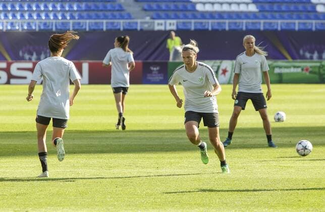 May 23, 2018 - Kiev, Ukraine - FC Wolfsburg players are seen during their rehersal for UEFA Women s Champions League Final at Valeriy Lobanovskyi Stadium in Kyiv, Ukraine, May 23, 2018 Wolfsburg Rehersal Before UWCL 2018 Final  - ZUMAn230 20180523_zaa_n230_809 Copyright: xSergiixKharchenkox