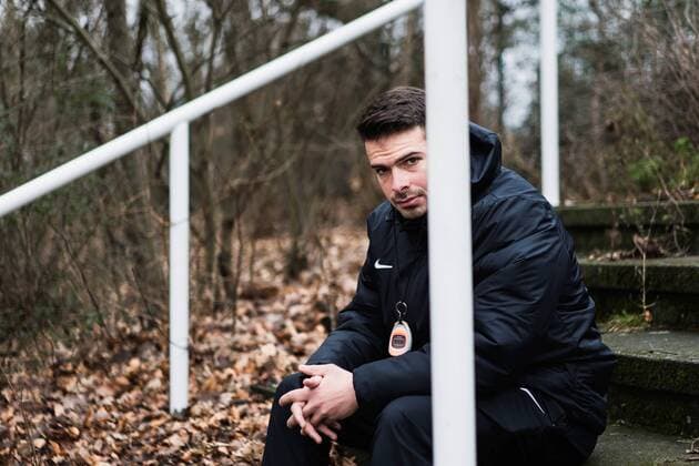 Berlin, Germany, 03.02.2018: Munier Raychouni, Trainer von CFC Hertha 06, posiert für ein Portrait auf dem Fußballplatz von Schwarz-Weiss Neukölln. Zwischen seinen Auslandsaufenthalten als Profi im Libanon und Singapur trainierte er hier, um sich fit zu halten. *** Berlin Germany 03 02 2018 Munier Raychouni Coach of CFC Hertha 06 poses for a portrait on the football field of Schwarz Weiss Neukölln Between his stays abroad as a professional in Lebanon and Singapore, he trained here to keep fit