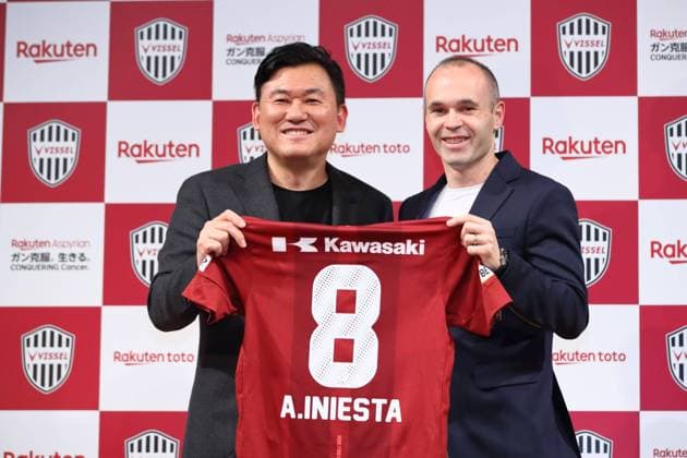 Themen der Woche - SPORT KW21 Vissel Kobe s new signing Andres Iniesta and Vissel Kobe owner Hiroshi Mikitani attend a press conference PK Pressekonferenz in Tokyo, Japan on Thursday, May 24, 2018. Barcelona legend playmaker announced he has signed with J-League first-division side Vissel Kobe. Noxthirdxpartyxsales  (78810307)