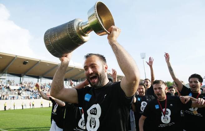 Fußball, Trainerhistorie, SSV Ulm 1846 Finale DB Regio-wfv-Pokal 2017 2018 GAZI-Stadion auf der Waldau 21.05.2017 Deutschland Finale DB Regio-wfv-Pokal 2017 2018 TSV IIshofen-SSV Ulm 1846 Fußball. Trainer Tobias Flitsch ( Ulm) mit dem WFV-Pokal. Foto Herbert Rudel