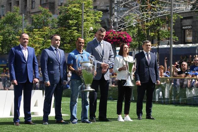 First deputy head of the Kyiv City State Administration Mykola Povoroznyk, ambassador of the 2018 UEFA Women s Champions League final, midfielder of the Ukrainian women s national football team Iia Andrushchak, Kyiv city head Vitali Klitschko, former Brazilian professional footballer Marcos Evangelista de Morais, known as Cafu, Deputy Prosecutor General, head of the Special Anti-Corruption Prosecutor s Office Nazar Kholodnytskyi and MP Artur Palatnyi (R to L) pose for a photo with the UEFA Women s Champions League trophy and the UEFA Champions League cup during the opening of the UEFA Champions Festival on Khreshchatyk Street, Kyiv, capital of Ukraine, May 24, 2018. Ukrinform. UEFA Champions Festival begins in Kyiv  Copyright: xSirykxAnatoliix