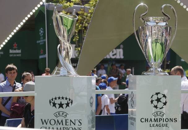 Bilder des Tages - SPORT May 24, 2018 - Kiev, Ukraine - People look at the UEFA Champions League trophies during the opening ceremony of a Champions Festival in Kiev, Ukraine, on 24 May, 2018. Real Madrid will face Liverpool FC in the UEFA Champions League final at the NSC Olimpiyskiy stadium in Kiev on 26 May 2018. Real Madrid vs Liverpool FC - ZUMAg194 20180524_zap_g194_013 Copyright: xSergxGlovnyx