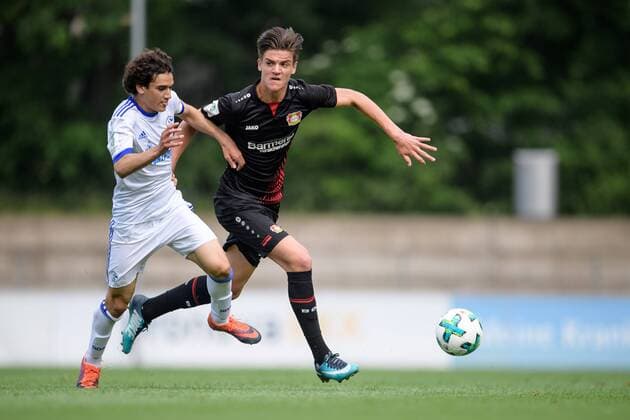 Bayer 04 Leverkusen vs FC Schalke 04, Meisterschaftsspiel U17 U 17 Bundesliga West, 24.05.2018 Marc Lamti (Bayer Leverkusen) im Zweikampf gegen Ayoub Asrihi (Schalke 04) beim Meisterschaftsspiel der U17 von Bayer Leverkusen und dem FC Schalke 04 am 24.05.2018, , Leverkusen NRW Deutschland Ulrich-Haberland Stadion *** Bayer 04 Leverkusen vs FC Schalke 04 Championship match U17 Bundesliga West 24 05 2018 Bayer Leverkusen in a duel against Ayoub Asrihi Schalke 04 in the U17 championship of Bayer Leverkusen and FC Schalke 04 on 24 05 2018 Leverkusen NRW Germany Ulrich Haberland stadium