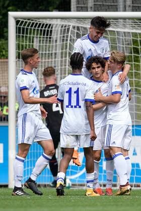 Bayer 04 Leverkusen vs FC Schalke 04, Meisterschaftsspiel U17 U 17 Bundesliga West, 24.05.2018 Schalker Torjubel um Ayoub Asrihi (unten, 2.vr) beim Meisterschaftsspiel der U17 von Bayer Leverkusen und dem FC Schalke 04 am 24.05.2018, , Leverkusen NRW Deutschland Ulrich-Haberland Stadion *** Bayer 04 Leverkusen vs FC Schalke 04 Championship game U17 Bundesliga West 24 05 2018 Schalke goal celebrations for Ayoub Asrihi down 2 on the championship match of the U17 of Bayer Leverkusen and FC Schalke 04 on 24 05 2018 Leverkusen NRW Germany Ulrich Haberland Stadion