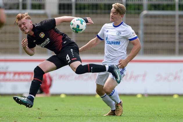 Bayer 04 Leverkusen vs FC Schalke 04, Meisterschaftsspiel U17 U 17 Bundesliga West, 24.05.2018 Rene Biskup (Schalke 04) im Zweikampf gegen Fabian Rüth (Bayer Leverkusen) beim Meisterschaftsspiel der U17 von Bayer Leverkusen und dem FC Schalke 04 am 24.05.2018, , Leverkusen NRW Deutschland Ulrich-Haberland Stadion *** Bayer 04 Leverkusen vs FC Schalke 04 Championship game U17 Bundesliga West 24 05 2018 Rene Biskup Schalke 04 in a duel against Fabian Rüth Bayer Leverkusen in the U17 championship of Bayer Leverkusen and FC Schalke 04 on 24 05 2018 Leverkusen NRW Germany Ulrich Haberland stadium
