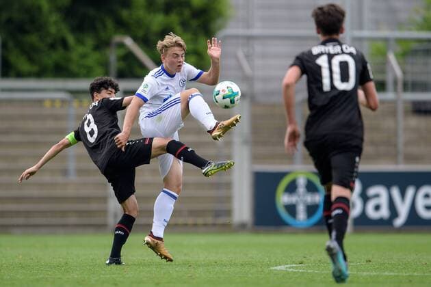 Bayer 04 Leverkusen vs FC Schalke 04, Meisterschaftsspiel U17 U 17 Bundesliga West, 24.05.2018 Ayman Azhil (Bayer Leverkusen) im Zweikampf gegen Rene Biskup (Schalke 04) beim Meisterschaftsspiel der U17 von Bayer Leverkusen und dem FC Schalke 04 am 24.05.2018, , Leverkusen NRW Deutschland Ulrich-Haberland Stadion *** Bayer 04 Leverkusen vs FC Schalke 04 Championship game U17 Bundesliga West 24 05 2018 Ayman Azhil Bayer Leverkusen in a duel against Rene Biskup Schalke 04 at the championship match of the U17 of Bayer Leverkusen and FC Schalke 04 on 24 05 2018 Leverkusen NRW Germany Ulrich Haberland Stadium