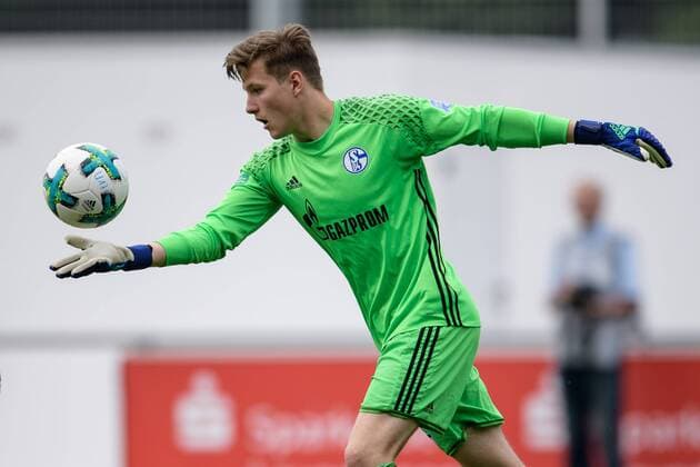 Bayer 04 Leverkusen vs FC Schalke 04, Meisterschaftsspiel U17 U 17 Bundesliga West, 24.05.2018 Torwart Yannic Lenze (Schalke 04) beim Meisterschaftsspiel der U17 von Bayer Leverkusen und dem FC Schalke 04 am 24.05.2018, , Leverkusen NRW Deutschland Ulrich-Haberland Stadion