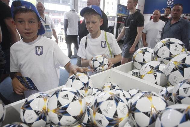 May 24, 2018 - Kiev, Ukraine - Visitors attend a store during the opening ceremony of the Champions Festival in the UEFA Champions League Final fan zone in Kyiv, Ukraine, 24 May, 2018. The Champions Festival will be held in fan zone on May 24-27 in Kyiv during the final matches of the UEFA ChampionsÃ¢â‚¬â ¢ League among men and women. Real Madrid v Liverpool - UEFA Champions League Final Previews  - ZUMAn230 20180524_zaa_n230_598 Copyright: xStrx