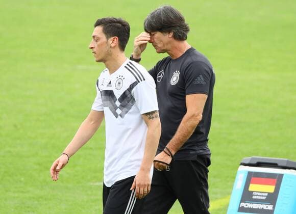 Bundestrainer Joachim Loew (Deutschland Germany) mit Mesut Oezil (Deutschland Germany) - 24.05.2018: Training der Deutschen Nationalmannschaft zur WM-Vorbereitung in der Sportzone Rungg in Eppan Südtirol