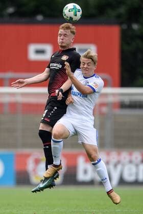 Bayer 04 Leverkusen vs FC Schalke 04, Meisterschaftsspiel U17 U 17 Bundesliga West, 24.05.2018 Fabian Rüth (Bayer Leverkusen) im Kopfballduell gegen Rene Biskup (Schalke 04) beim Meisterschaftsspiel der U17 von Bayer Leverkusen und dem FC Schalke 04 am 24.05.2018, , Leverkusen NRW Deutschland Ulrich-Haberland Stadion *** Bayer 04 Leverkusen vs FC Schalke 04 Championship match U17 Bundesliga West 24 05 2018 Fabian Rüth Bayer Leverkusen in the header duel against Rene Biskup Schalke 04 in the U17 championship of Bayer Leverkusen and FC Schalke 04 on 24 05 2018 Leverkusen NRW Germany Ulrich Haberland stadium