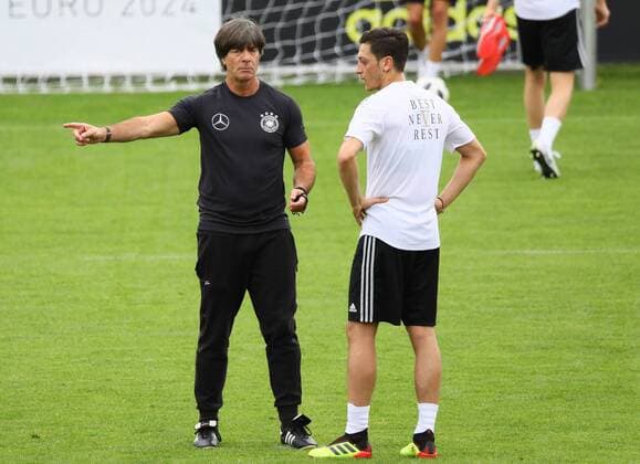Bundestrainer Joachim Loew (Deutschland Germany) mit Mesut Oezil (Deutschland Germany) - 24.05.2018: Training der Deutschen Nationalmannschaft zur WM-Vorbereitung in der Sportzone Rungg in Eppan Südtirol