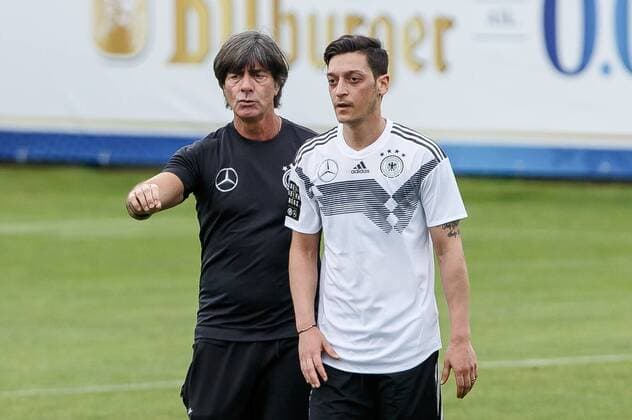 Bilder des Tages - SPORT Bilder des Tages - SPORT Eppan, Italy, 24.05.2018, DFB Trainingslager Nationalmannschaft, Trainer Jochaim Loew (GER) und Mesut Oezil (GER) diskussion ( DeFodi507