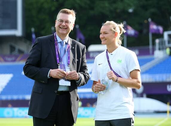 Lyon vs Wolfsburg, Finale CL Frauen, Kiew, Ukraine, 24.05.2018, FUßBALL - Olympique Lyon vs VfL Wolfsburg, Finale UEFA Frauen Champions League, Saison 2017-18. Bild zeigt: DFB-Präsident Reinhard Grindel, Alexandra Popp (VfL Wolfsburg) Kiew
