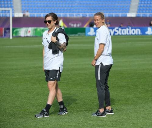Lyon vs Wolfsburg, Finale CL Frauen, Kiew, Ukraine, 24.05.2018, FUßBALL - Olympique Lyon vs VfL Wolfsburg, Finale UEFA Frauen Champions League, Saison 2017-18. Bild zeigt: Ella Masar (VfL Wolfsburg), Lara Dickenmann (VfL Wolfsburg) Kiew