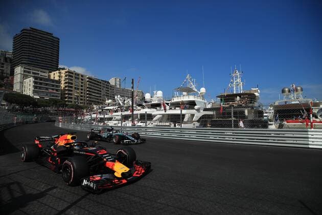Daniel Ricciardo (Red Bull Racing) und Lewis Hamilton (Mercedes AMG Petronas Formula One Team) mit ihren Autos in der Hafenpassage, Grosser Preis von Monaco 2018, Rennen, Motorsport, Formel 1, 24.05.2018, Grosser Preis von Monaco 2018, Rennen, Motorsport, Formel 1, 24.05.2018 Monte Carlo Copyright: xIllman Eibner-Pressefotox EP_ANS