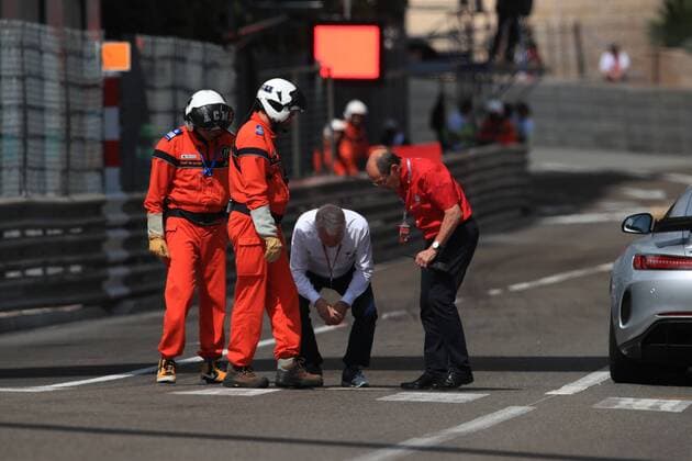 Charlie Whiting schaut sich den Asphalt an, Grosser Preis von Monaco 2018, Rennen, Motorsport, Formel 1, 24.05.2018, Grosser Preis von Monaco 2018, Rennen, Motorsport, Formel 1, 24.05.2018 Monte Carlo Copyright: xIllman Eibner-Pressefotox EP_ANS