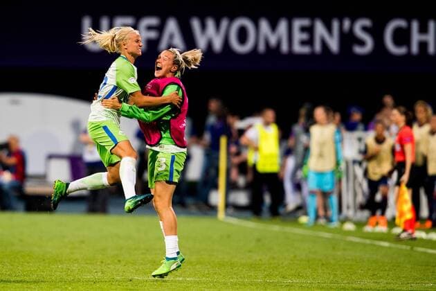 180524 Pernille Harder of Wolfsburg celebrates together with Zsanett Jakabfi of Wolfsburg after scoring 1-0 during the UEFA Women s Champions League final between VfL Wolfsburg and Olympique Lyonnais on May 24, 2018 in Kyiv. Photo: Vegard Wivestad Grott BILDBYRAN kod VG 170174 Copyright: VEGARDxWIVESTADxGRoTT BB180524BB063