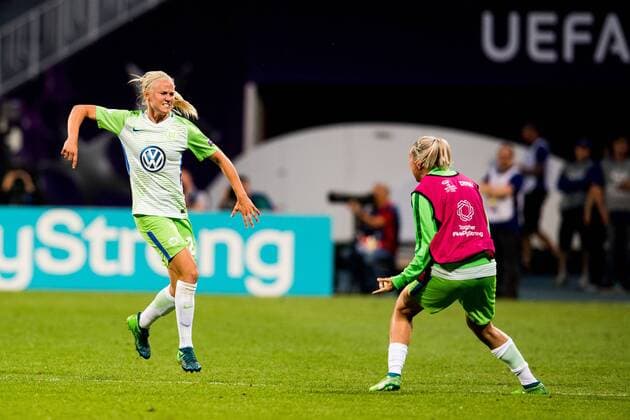 180524 Pernille Harder of Wolfsburg celebrates together with Zsanett Jakabfi of Wolfsburg after scoring 1-0 during the UEFA Women s Champions League final between VfL Wolfsburg and Olympique Lyonnais on May 24, 2018 in Kyiv. Photo: Vegard Wivestad Grott BILDBYRAN kod VG 170174 Copyright: VEGARDxWIVESTADxGRoTT BB180524BB066
