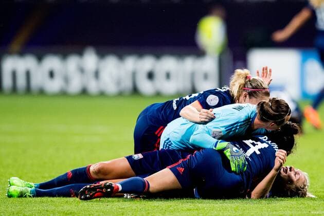 180524 Ada Hegerberg of Lyon celebrates with teammates after winning the UEFA Women s Champions League final between VfL Wolfsburg and Olympique Lyonnais on May 24, 2018 in Kyiv. Photo: Vegard Wivestad Grott BILDBYRAN kod VG 170174 Copyright: VEGARDxWIVESTADxGRoTT BB180524BB089
