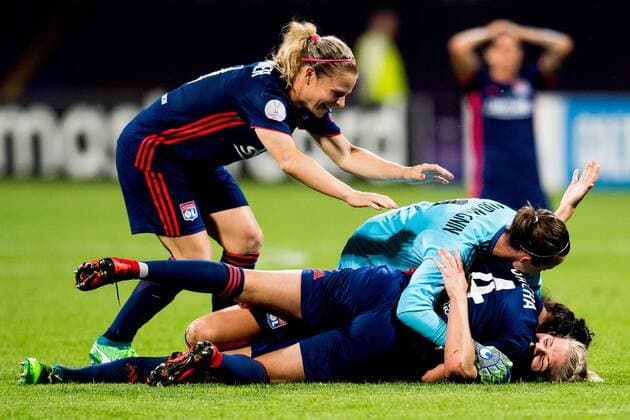 180524 Ada Hegerberg of Lyon celebrates with teammates after winning the UEFA Women s Champions League final between VfL Wolfsburg and Olympique Lyonnais on May 24, 2018 in Kyiv. Photo: Vegard Wivestad Grott BILDBYRAN kod VG 170174 Copyright: VEGARDxWIVESTADxGRoTT BB180524BB090