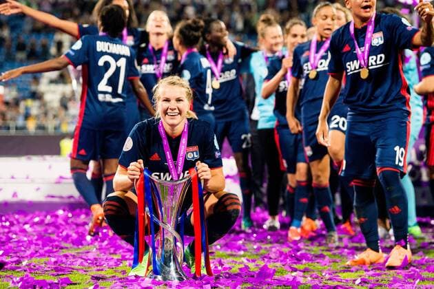 180524 Ada Hegerberg of Lyon celebrates with the trophy after winning the UEFA Women s Champions League final between VfL Wolfsburg and Olympique Lyonnais on May 24, 2018 in Kyiv. Photo: Vegard Wivestad Gr¿tt BILDBYRN kod VG 170174 Copyright: VEGARDxWIVESTADxGR¯TT BB180524BB099