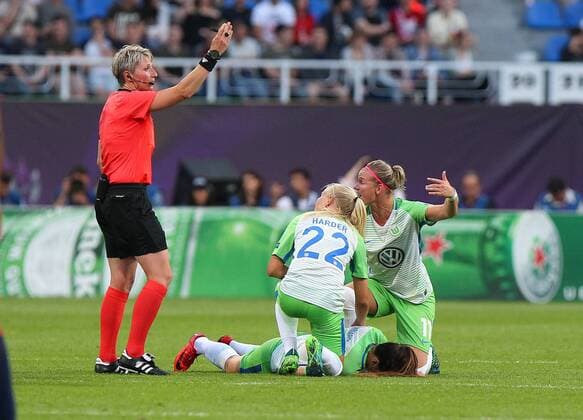 Wolfsburg vs Lyon, Finale CL Frauen, Kiew, Ukraine, 24.05.2018, FUßBALL - VfL Wolfsburg vs Olympique Lyon, Finale UEFA Frauen Champions League, Saison 2017-18. Bild zeigt: Sara Björk Gunnarsdottir (VfL Wolfsburg) liegt verletzt am Boden Kiew