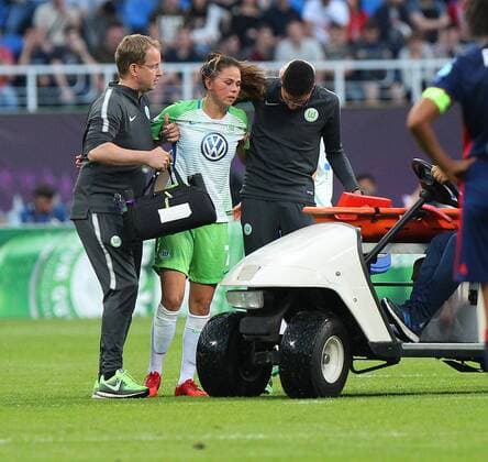 Wolfsburg vs Lyon, Finale CL Frauen, Kiew, Ukraine, 24.05.2018, FUßBALL - VfL Wolfsburg vs Olympique Lyon, Finale UEFA Frauen Champions League, Saison 2017-18. Bild zeigt: Sara Björk Gunnarsdottir (VfL Wolfsburg) verlässt verletzt das Spielfeld Kiew