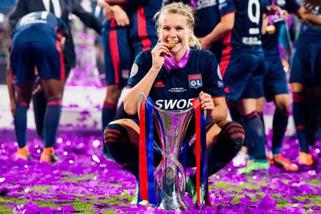 180524 Ada Hegerberg celebrates with the trophy after winning the UEFA Women s Champions League final between VfL Wolfsburg and Olympique Lyonnais on May 24, 2018 in Kyiv. Photo: Vegard Wivestad Grott BILDBYRAN kod VG 170174 Copyright: VEGARDxWIVESTADxGRoTT BB180524BB110