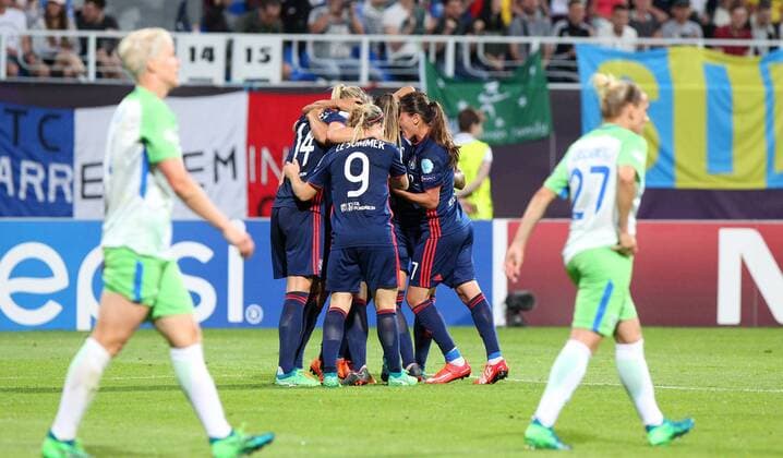 Wolfsburg vs Lyon, Finale CL Frauen, Kiew, Ukraine, 24.05.2018, FUßBALL - VfL Wolfsburg vs Olympique Lyon, Finale UEFA Frauen Champions League, Saison 2017-18. Bild zeigt: Eugenie Le Sommer (Olympique Lyon) jubelt mit der Mannschaft nach ihrem Tor zum 1:2 Kiew