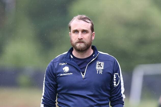 1. FC Saarbruecken - TSV 1860 München Münchens Trainer Daniel Bierofka beim Spiel in der Regionalliga Suedwest, 1. FC Saarbruecken - TSV 1860 München. Foto Â© PIX-Sportfotos