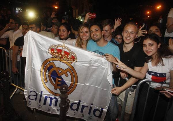 May 24, 2018 - Kiev, Ukraine - Real Madrid fans cheers in front of the team s hotel in Kiev, Ukraine, May 24, 2018. The 2018 UEFA Champions League Cup final football match between Real Madrid and Liverpool FC will held on May 26 at the Olimpiyskiy Stadium. Real Madrid v Liverpool - UEFA Champions League Final Previews  - ZUMAn230 20180524_zaa_n230_1317 Copyright: xStrx