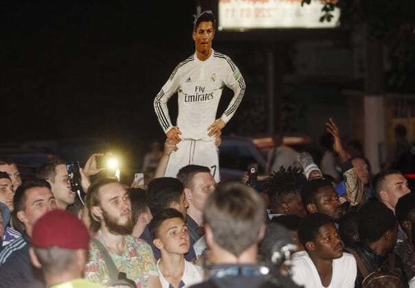 May 24, 2018 - Kiev, Ukraine - Real Madrid fans cheers in front of the team s hotel in Kiev, Ukraine, May 24, 2018. The 2018 UEFA Champions League Cup final football match between Real Madrid and Liverpool FC will held on May 26 at the Olimpiyskiy Stadium. Real Madrid v Liverpool - UEFA Champions League Final Previews  - ZUMAn230 20180524_zaa_n230_1320 Copyright: xStrx