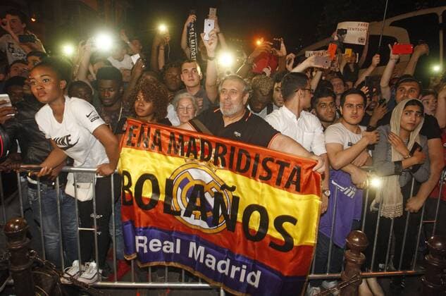 May 24, 2018 - Kiev, Ukraine - Real Madrid fans cheers in front of the team s hotel in Kiev, Ukraine, on 24 May, 2018. Real Madrid will face Liverpool FC in the UEFA Champions League final at the NSC Olimpiyskiy stadium in Kiev on 26 May 2018. Real Madrid vs Liverpool FC - ZUMAg194 20180524_zap_g194_043 Copyright: xSergxGlovnyx