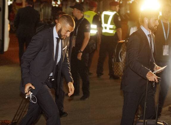 May 24, 2018 - Kiev, Ukraine - Real Madrid s KARIM BENZEMA (L) and ISCO (R) as the team arrive at the team s hotel in Kiev, Ukraine, on 24 May, 2018. Real Madrid will face Liverpool FC in the UEFA Champions League final at the NSC Olimpiyskiy stadium in Kiev on 26 May 2018. Real Madrid vs Liverpool FC - ZUMAg194 20180524_zap_g194_052 Copyright: xSergxGlovnyx