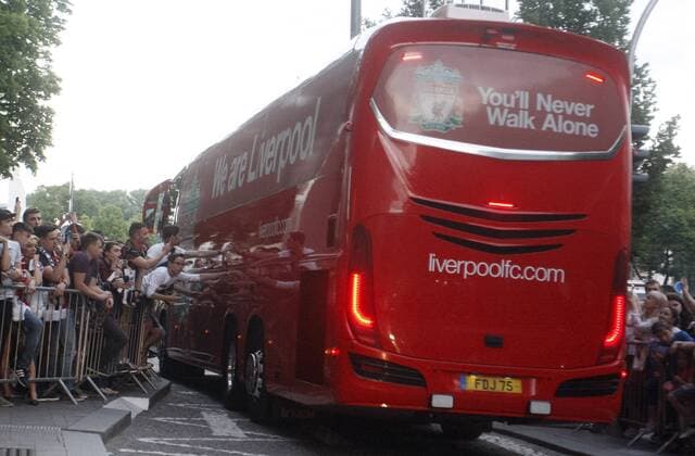 May 24, 2018 - Kiev, Ukraine - Liverpool s fans touch a team bus as the team arrive at the hotel in Kiev, Ukraine, on 24 May, 2018. Real Madrid will face Liverpool FC in the UEFA Champions League final at the NSC Olimpiyskiy stadium in Kiev on 26 May 2018. Real Madrid vs Liverpool FC - ZUMAg194 20180524_zap_g194_053 Copyright: xSergxGlovnyx