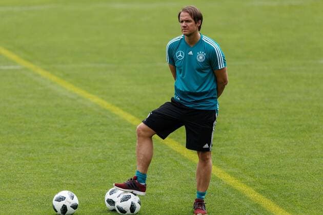 Eppan, Italy, 24.05.2018, DFB Trainingslager Nationalmannschaft, Assistenztrainer Thomas Schneider (GER) guckt ( DeFodi507