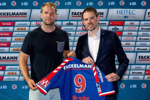 Bilder des Tages - SPORT 25.05.2018 - Handball -1. Bundesliga - Saison 2017 2018 - HC Erlangen HCE - Pressekonferenz Pressegespräch Medientermin - Vorstellung Neuzugang Petter Overby - ThHa - Petter Overby (9, HC Erlangen, HCE ) und Rene Selke (Geschäftsführer, HC Erlangen, HCE )