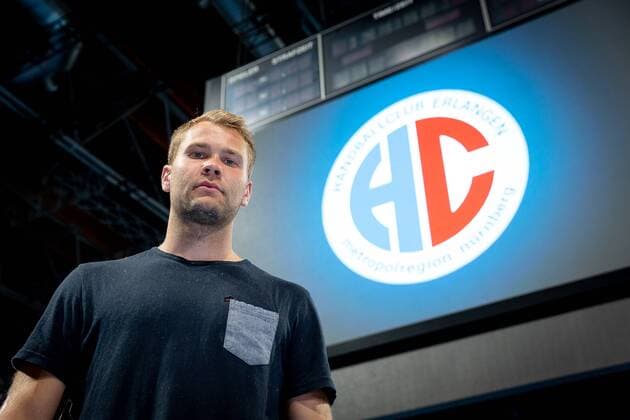 25.05.2018 - Handball -1. Bundesliga - Saison 2017 2018 - HC Erlangen HCE - Pressekonferenz Pressegespräch Medientermin - Vorstellung Neuzugang Petter Overby - ThHa - Petter Overby (9, HC Erlangen, HCE ) vor HC Erlangen Logo