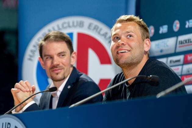 25.05.2018 - Handball -1. Bundesliga - Saison 2017 2018 - HC Erlangen HCE - Pressekonferenz Pressegespräch Medientermin - Vorstellung Neuzugang Petter Overby - ThHa - Rene Selke (Geschäftsführer, HC Erlangen, HCE ) und Petter Overby (9, HC Erlangen, HCE )
