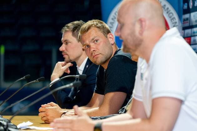 25.05.2018 - Handball -1. Bundesliga - Saison 2017 2018 - HC Erlangen HCE - Pressekonferenz Pressegespräch Medientermin - Vorstellung Neuzugang Petter Overby - ThHa - Petter Overby (9, HC Erlangen, HCE ) schaut Adalsteinn Eyjolfsson (Trainer HC Erlangen HCE ) an