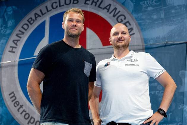 25.05.2018 - Handball -1. Bundesliga - Saison 2017 2018 - HC Erlangen HCE - Pressekonferenz Pressegespräch Medientermin - Vorstellung Neuzugang Petter Overby - ThHa - Petter Overby (9, HC Erlangen, HCE ) mit Adalsteinn Eyjolfsson (Trainer HC Erlangen HCE ) vor HC Erlangen Logo