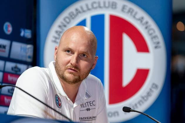 25.05.2018 - Handball -1. Bundesliga - Saison 2017 2018 - HC Erlangen HCE - Pressekonferenz Pressegespräch Medientermin - Vorstellung Neuzugang Petter Overby - ThHa - Adalsteinn Eyjolfsson (Trainer HC Erlangen HCE )