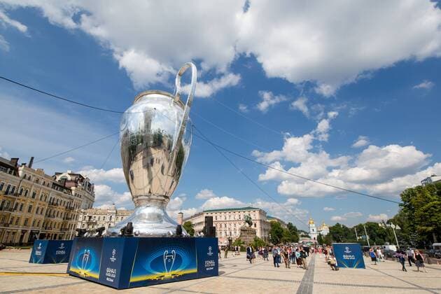 SOCCER - UEFA CL final, Liverpool vs Real, preview KIEV,UKRAINE,25.MAY.18 - SOCCER - UEFA Champions League, final, Liverpool FC vs Real Madrid CF, preview, training of Liverpool. Image shows a big trophy statue on Sofiyivska Square. GEPAxpictures xMaticxKlansek