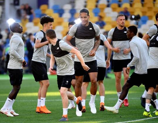 Liverpool Senegalese striker Sadio Mane (L) and Dutch defender Virgil van Dijk (C) attend a team training session at the NSC Olimpiyskiy stadium in Kiev, Ukraine, 25 May 2018. Liverpool FC will face Real Madrid in the Champions League final at the NSC Olimpiyskiy stadium in Kiev on 26 May 2018. Liverpool training session !ACHTUNG: NUR REDAKTIONELLE NUTZUNG!  Copyright: xMykolaxTysx GRAF5707 20180525-636628683443601089